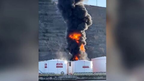 (27-08-22) Los bomberos intentan controlar el incendio del Puerto de Bilbao mientras los vecinos permanecen confinados