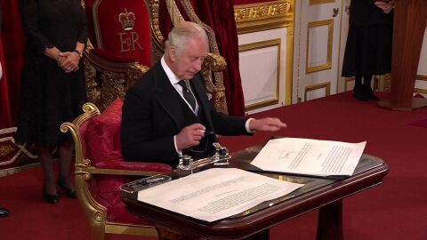 (10-09-22) El gesto más inquietante del rey Carlos III al firmar los documentos de su proclamación