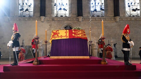 (15-09-22) Colas de siete kilómetros en la capilla ardiente de Isabel II en Westminster Hall