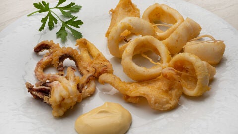 Calamares a la andaluza con mahonesa de soja y tarta tatin de berenjena y pisto