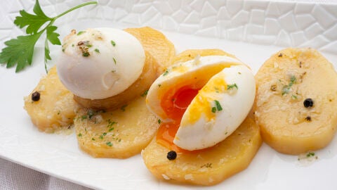 Crema de pera, puerro y mijo y huevos mollet con patatas escabechadas