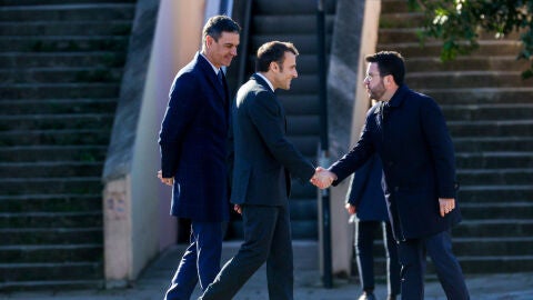 (19-01-23) Aragonès saluda a Sánchez y a Macron y se marcha de la cumbre antes de los himnos: "El procés no ha terminado"