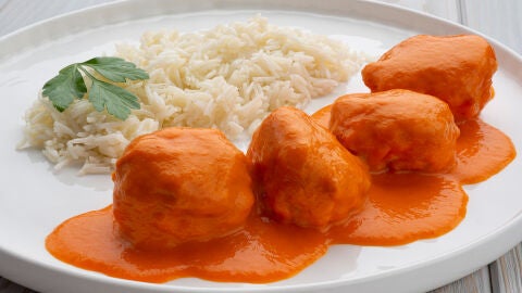 Achicoria con refrito de ajo y limón y albóndigas de pescado en salsa de pimientos
