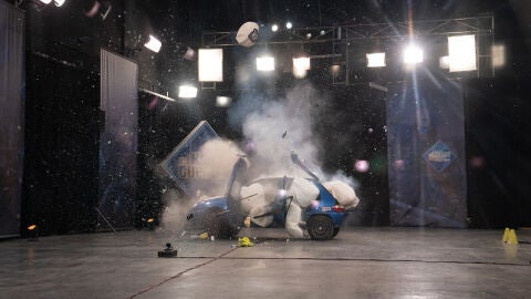 Marron crea una explosión inminente con un coche lleno de airbags 