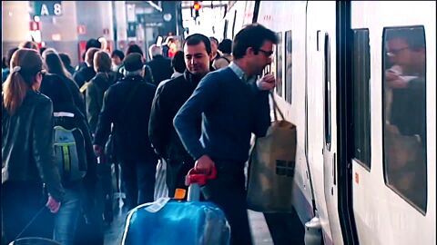 Quitarse los zapatos en el tren: ¿Aceptado por comodidad o es una falta de educación?