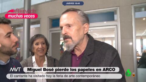(23-02-23) Agarrando micrófonos y con mirada desafiante: Miguel Bosé pierde los papeles con la prensa en ARCO