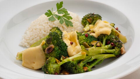 Brócoli con queso y arroz y revuelto de patatas y algas
