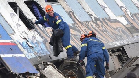 (01-03-23) El primer ministro de Grecia apunta a un "trágico error humano" detrás del choque mortal entre dos trenes