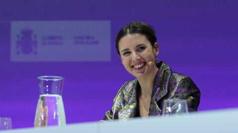 (08-03-23) Manifestantes abuchean a Irene Montero por la ley Trans y ella las invita a "explicar sus ideas"