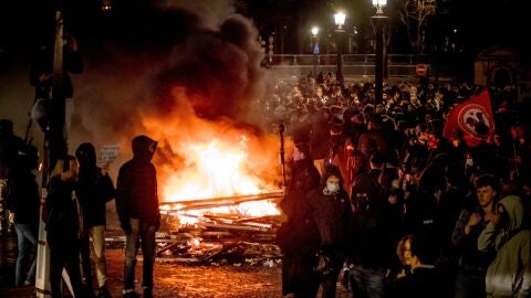 (17-03-23) Arde París: más de 200 personas detenidas durante los graves disturbios por la reforma de las pensiones en Francia