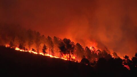 (19-05-23) Las llamas del incendio de Las Hurdes avanzan sin control y la situación empeora