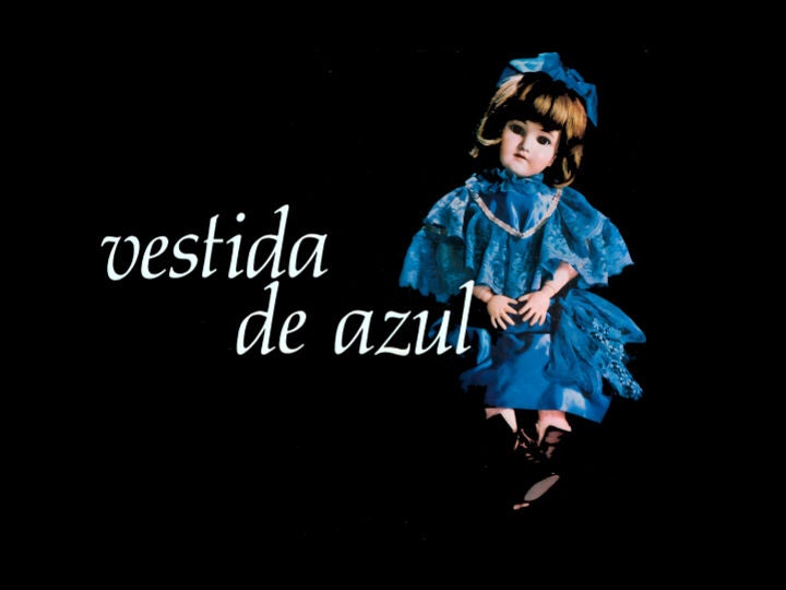 Vestida de azul