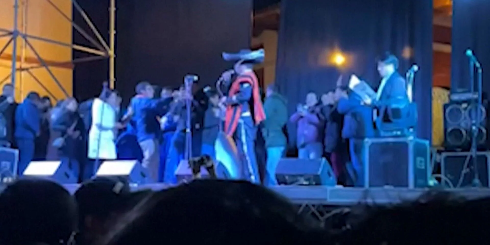 El impactante momento en que se derrumba el escenario de un colegio ...